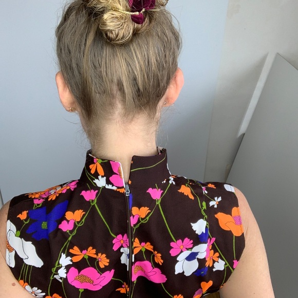 Genuine 60’s Top 🌸 Sleeveless🌸Gorgeous Dark Brown w/ Colorful Flowers🌸 - Picture 7 of 12